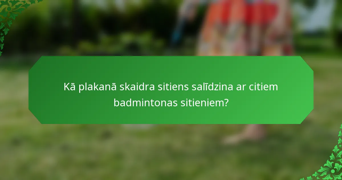 Kā plakanā skaidra sitiens salīdzina ar citiem badmintonas sitieniem?