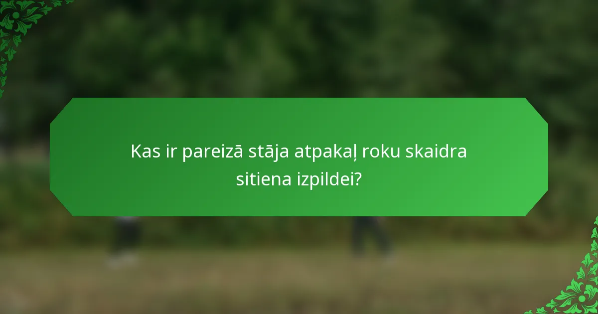 Kas ir pareizā stāja atpakaļ roku skaidra sitiena izpildei?